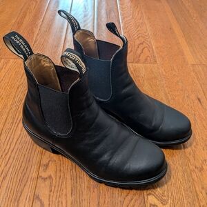 Black heeled blundstones